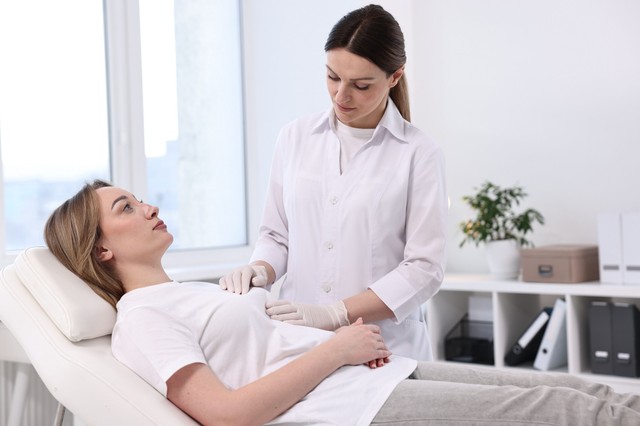 Mellfájdalom: ciszta, gyulladás és hormonzavar is okozhatja