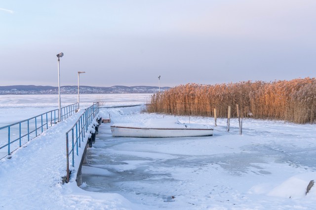 A Balaton szinte teljes partszakasza befagyott, de van, ahol életveszélyes rámenni a jégre
