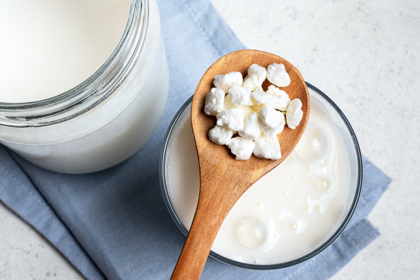 A kefirszem (vagy gomba) baktériumok és élesztőgombák szimbiotikus kultúrája, amely tejbe helyezve 24–48 óra alatt, szobahőmérsékleten erjesztéssel kefirré alakítja a tejet. Ezek a gumiszerű, karfiolhoz hasonló szemcsék tejsavat és szén-dioxidot termelnek, majd a folyamat végén leszűrhetők és újra felhasználhatók. Kaphatók friss vagy szárított formában is. 