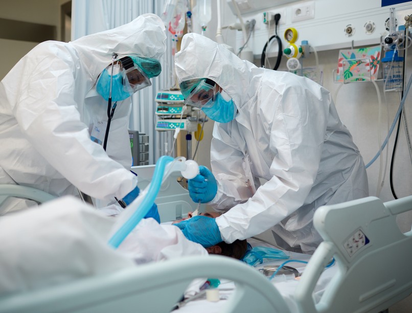 koronavírus, műtüdő, tüdőgyulladás, lélegeztetőgép, zenész