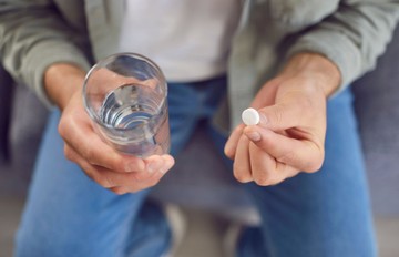 Nem mindegy, mivel veszi be a gyógyszerét – egy szakértő fontos hibára hívja fel a figyelmet