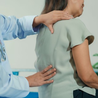 Spondilózis, spondilartrózis tünetei, vizsgálata és kezelése című cikk nyitóképe