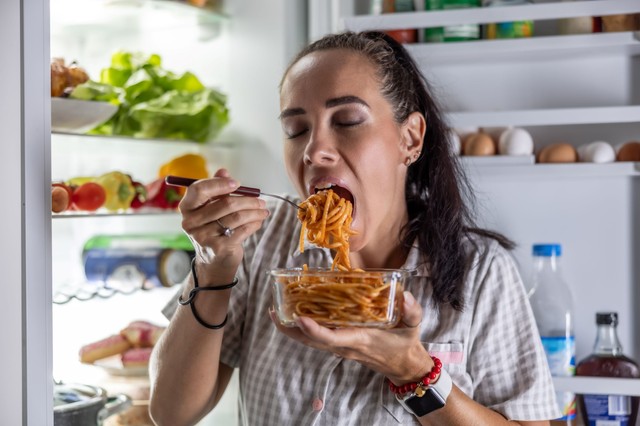 Valóban éhes, vagy csak a stressz beszél Önből? Így különböztetheti meg a testi és az érzelmi éhséget