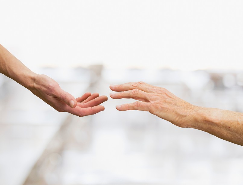 GettyImages-kéz, segítő kéz, összefogás, önkéntesség