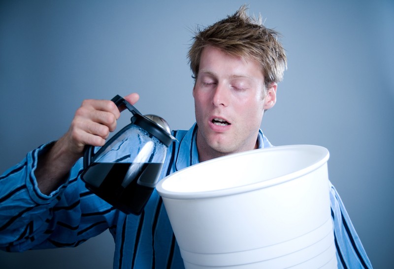 Alkoholra kávé - úgy érezheti, kijózanít, pedig nagyot téved