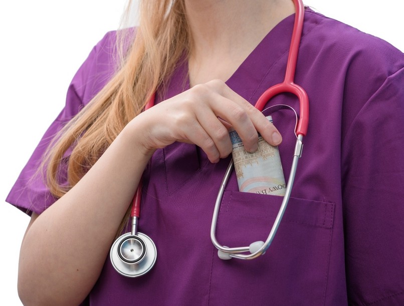 Hálapénz egészségügyi dolgozó gyanúsítás