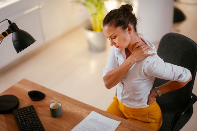 Krónikus derékfájásra a gyógytorna vagy a manuálterápia a jobb? című cikk nyitóképe