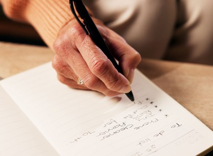 Az Alzheimer-kór egyik korai jele az is lehet, hogyan fogja a tollat című cikk nyitóképe