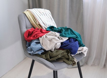 Ezt jelenti, ha valaki állandóan a székre dobálja a ruháit a pszichológia szerint című cikk nyitóképe