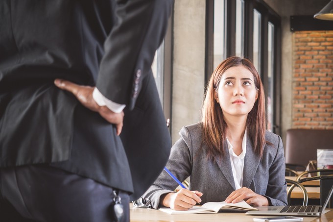 Munkahelyi bántalmazás: sokszor bujtatott módon történik - így ismerheti fel! című cikk nyitóképe
