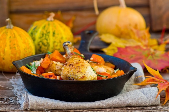 Egészséges tepsis csirkecomb édesburgonyával című cikk nyitóképe