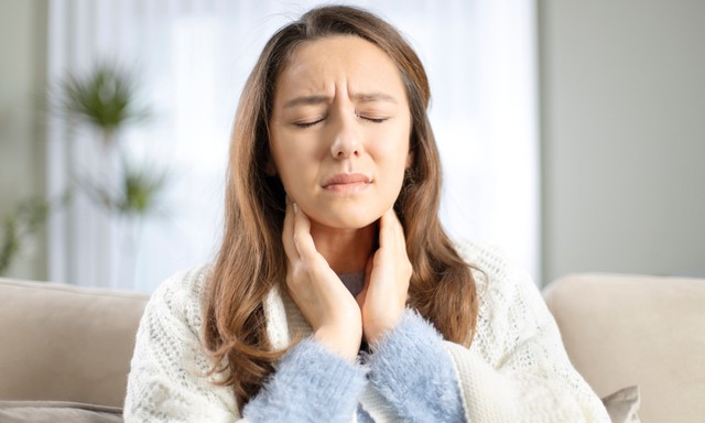 Elhúzódó rekedtség, torokfájás, gombócérzés: így járhat utána az okának