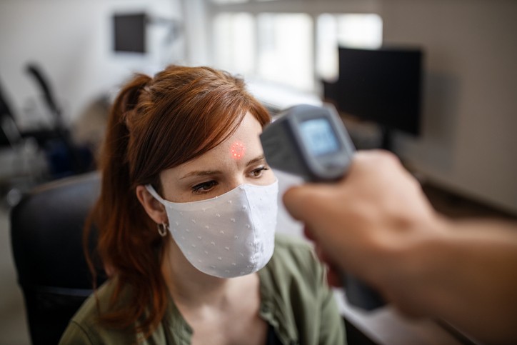 Szabályos a tömeges lázmérés a munkahelyeken?