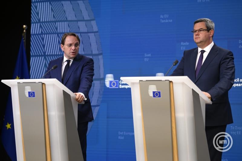 Takács Péter egészségügyi államtitkár és Várhelyi Olivér, az Európai Bizottság egészségügyi és állatjóléti biztosa az Európai Unió Foglalkoztatási, Szociálpolitikai, Egészségügyi és Fogyasztóvédelmi Tanácsának brüsszeli ülése után tartott sajtótájékoztatón. MTI/Purger Tamás