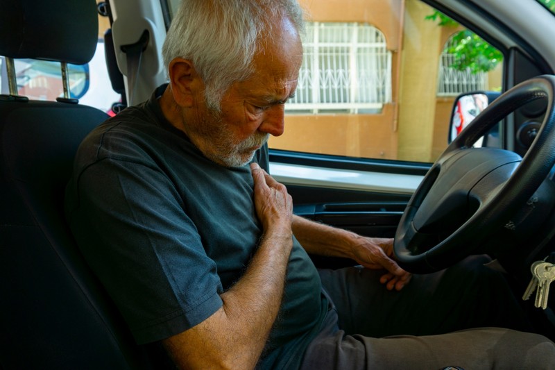 Vezetés közben omlott össze egy férfi vérkeringése, lesodródott az útról