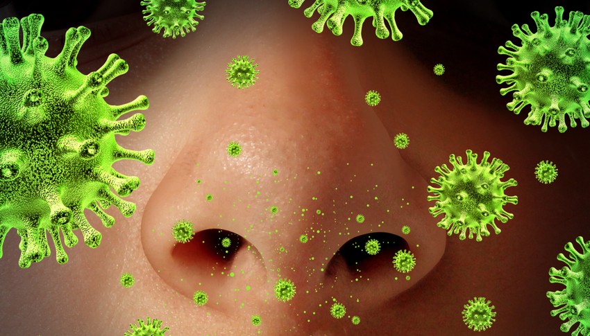 A COVID-19 fertőzést követő negyedik-ötödik napon tapasztalhatóak az első tüneteket, melyek általában a hirtelen felszökkenő magas láz, fejfájás, nehézlégzés és száraz köhögés, íz és szaglásvesztés.