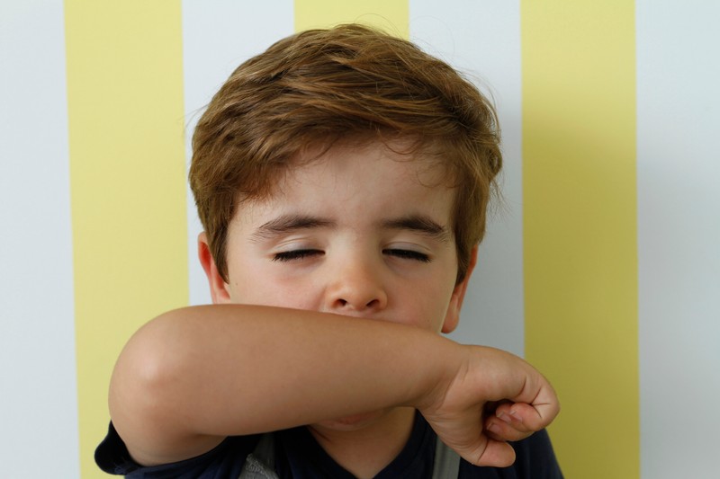 Normális, hogy a kisfiam 2 hónapja volt covidos, de még mindig köhög? Vakcinainfó - Az orvos válaszol