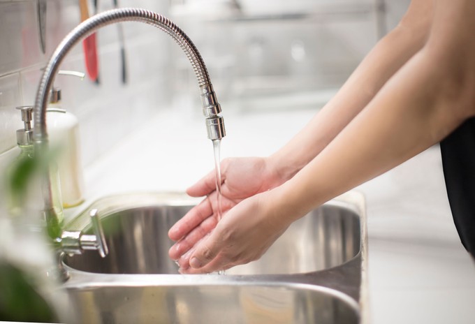 Főzés közben mindig ösztönösen leöblíti a kezét? Rosszul teszi, még ételmérgezés is lehet belőle! című cikk nyitóképe