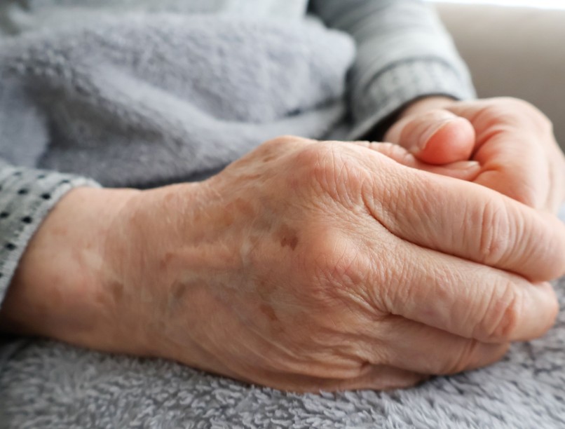 demencia tünete jel kéz gesztus