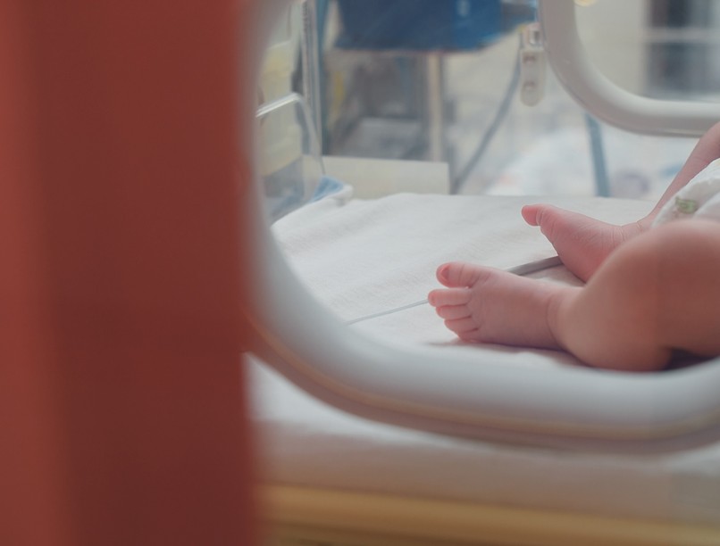 Újszülött kisfiú szolnoki vármegyei kórház inkubátor