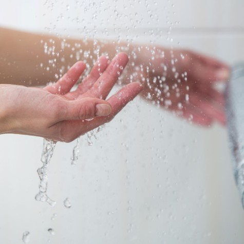 Valóban segít a váltott zuhanyzás a fogyásban? Íme a leggyakoribb tévhitek szakértői magyarázattal című cikk nyitóképe