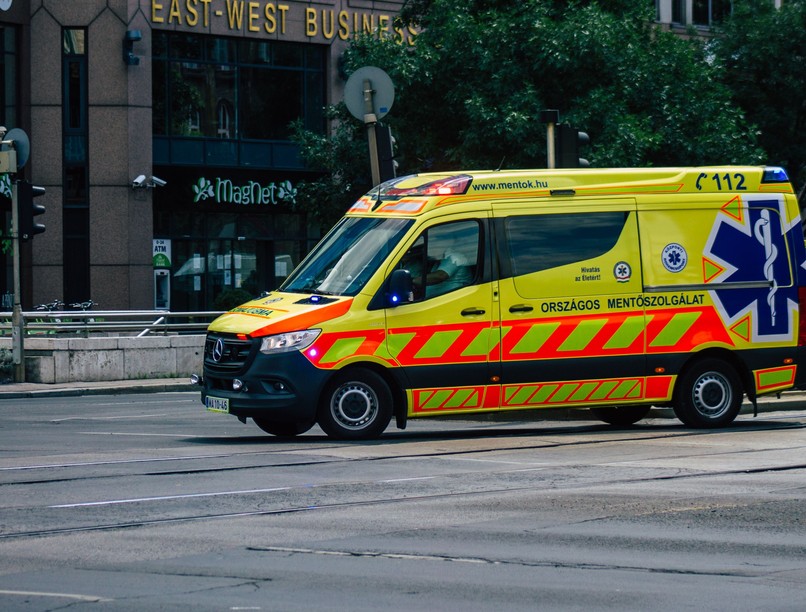 mentők, életmentés, fitness terem, segítség