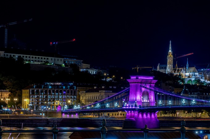 Szombat este újra rózsaszínbe öltözik a Lánchíd - séta a mellrák ellen című cikk nyitóképe