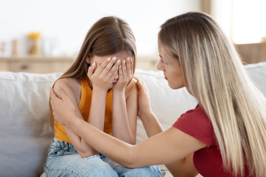 Az ADHD kezelése többirányú megközelítést igényel, amelynek része a gyógyszeres kezelés, a viselkedésterápia, a pszichoedukáció és az életmódbeli változtatások is. Az optimális eredmény elérése érdekében elengedhetetlen a személyre szabott terápia, amely figyelembe veszi a speciális egyedi igényeket és körülményeket.