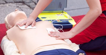Életmentés az utcán: így használja a félautomata defibrillátort