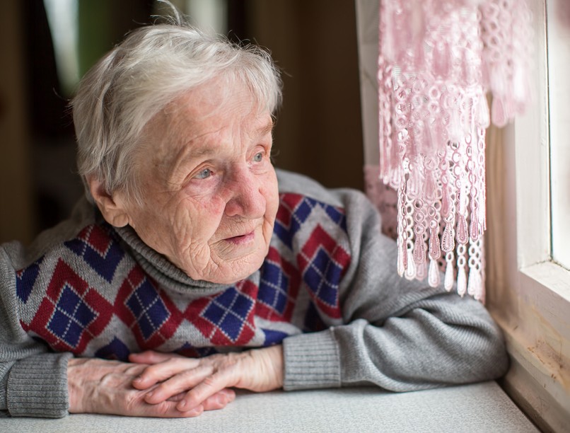 koronavírus, idős ember, nyugdíjas, kijárási korlátozás, karantén