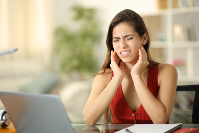 5 dolog, amivel csak feleslegesen terheli az állkapcsát – akár fejfájáshoz is vezethetnek című cikk nyitóképe