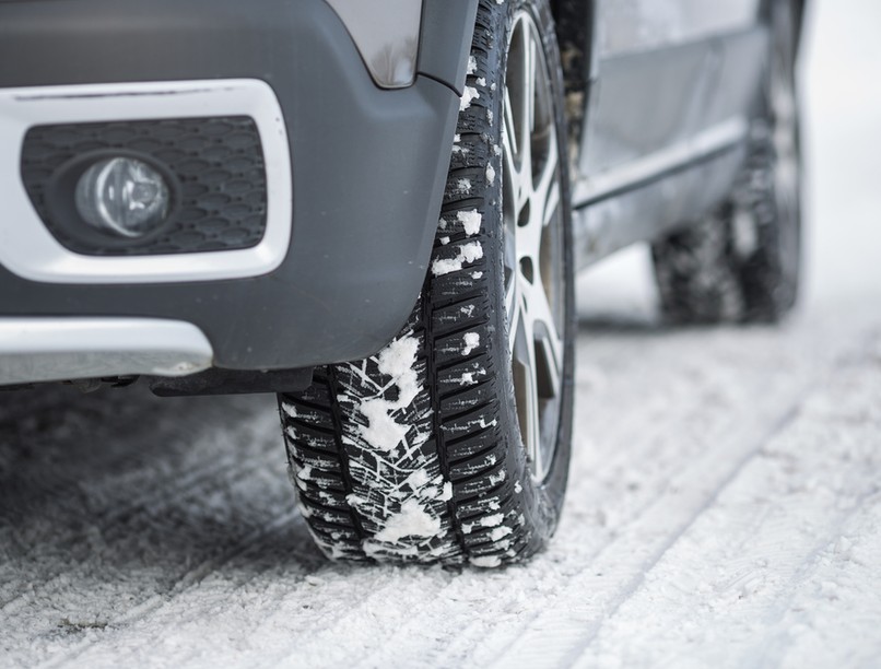 mentő, sürgősségi, csúszós utak, baleset, téli gumi