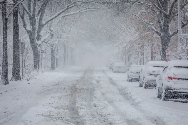Készüljön: az ország délkeleti kétharmadán éjfélig 5-15 centiméternyi hó hullhat!