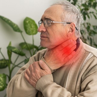 A gégerák figyelmeztető jelei, okai és kezelési lehetőségei: ezeket mindenkinek tudnia kell című cikk nyitóképe