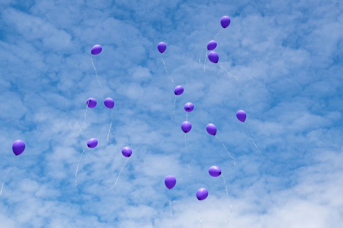 Lila lufi és könnyes mosoly: így adtak reményt a gyerekek a kórházban fekvő társaiknak című cikk nyitóképe