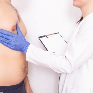 Figyelmeztet az orvos: ez a mellkasi tünet a férfiaknál rák vagy májbetegség jele is lehet című cikk nyitóképe