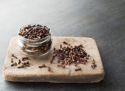 A szegfűszeg jótékony hatásai – ezért érdemes gyakrabban elővenni a fűszertartóból című cikk nyitóképe