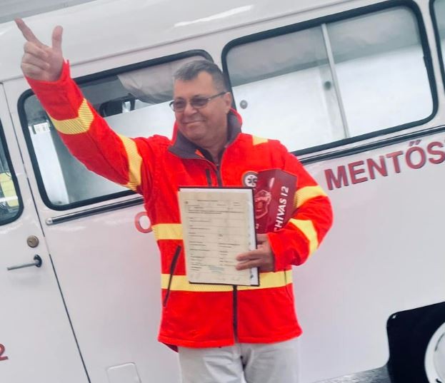 Szem nem marad szárazon, hogyan búcsúztatták kollégái a nyugdíjba vonuló debreceni mentőst