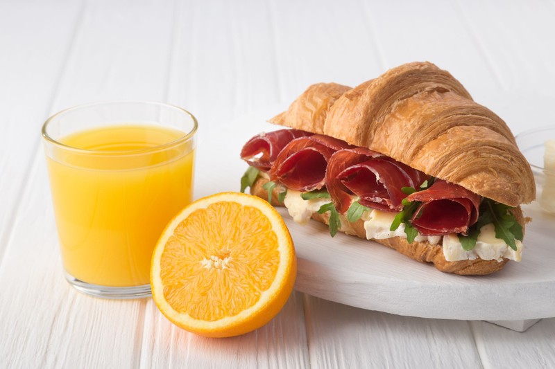 Szalámi mellé C-vitamint is kellene enni, inni, szedni! A tudósok szerint gátolja a gyomorban a rákkeltő folyamatokat