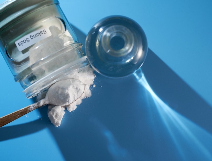 szódabikarbóna, gyomorégés, természetes gyógymódok, nátrium-hidrogénkarbonát, E500, takarítás, sütés