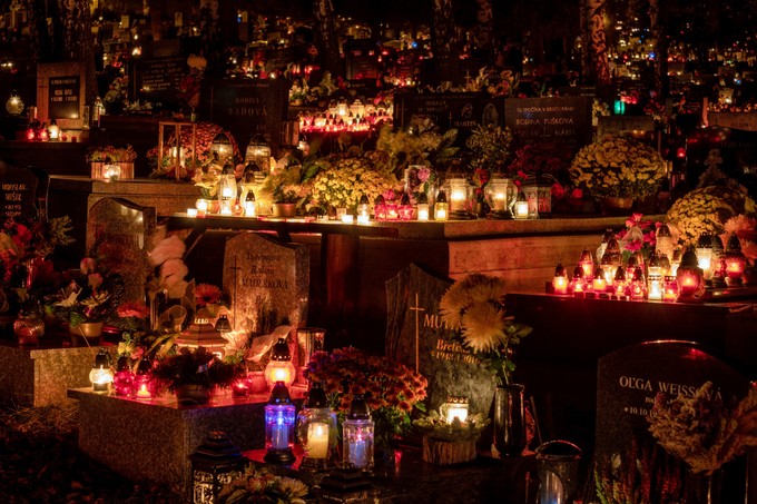 Tűzoltók figyelmeztetnek: erre figyeljen a temetőben és otthon, amikor gyertyát gyújt című cikk nyitóképe