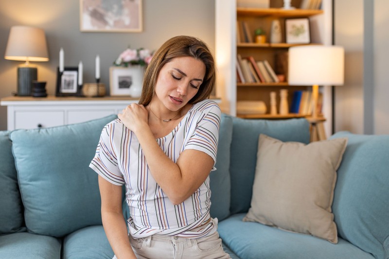 Okozhat vállfájdalmat a rossz alvási testhelyzet?