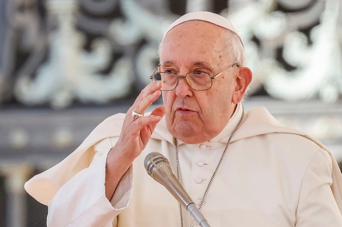 Ferenc pápának újra meg kell tanulnia beszélni! Lehet, hogy a húsvétot is kórházban tölti című cikk nyitóképe