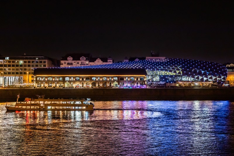 Ritka nap lesz pénteken: ezért öltöznek színesbe Budapest ikonikus épületei