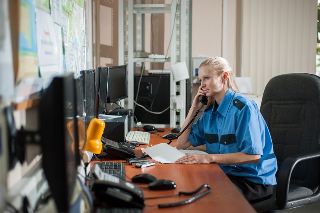 Nem jelent meg a kőműves, felhívta a 112-t a kétségbeesett férfi, hogy másikat kérjen