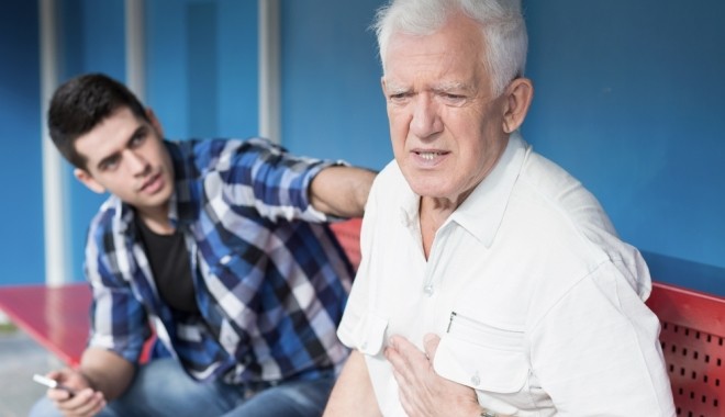 A mellkasi fájdalom, melyet szívroham és gyomorégés esetén érzünk, hasonló, más tünetek ugyanakkor egyértelműsíthetik a diagnózist.