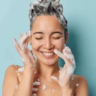 Ártalmas vagy sem minden nap hajat mosni? Ez a bőrgyógyász véleménye című cikk nyitóképe