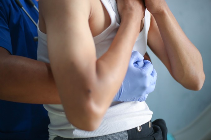 Tudja meg, mikor és hogyan kell végrehajtani a Heimlich-manővert című cikk nyitóképe