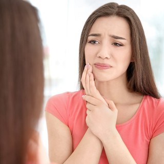 Érzékeny és duzzadt állkapocs: ezek a tünetek foggyulladást jelezhetnek című cikk nyitóképe