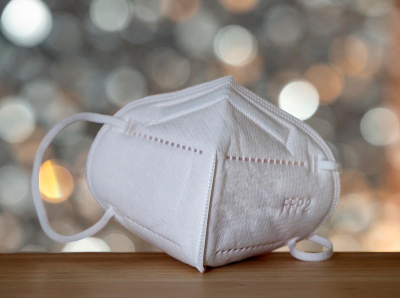 Koronavírus: ezért nem elég a sebészi maszk az omikron ellen, FFP2 kell!